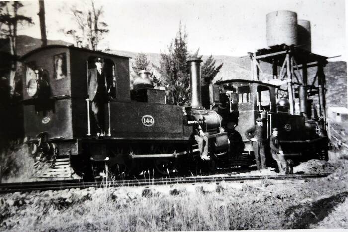 Black and white photo of D144 ‘Kingfisher’ (left) at work in the Tadmor Valley, 
                            near the Kiwi depot, c. 1908.